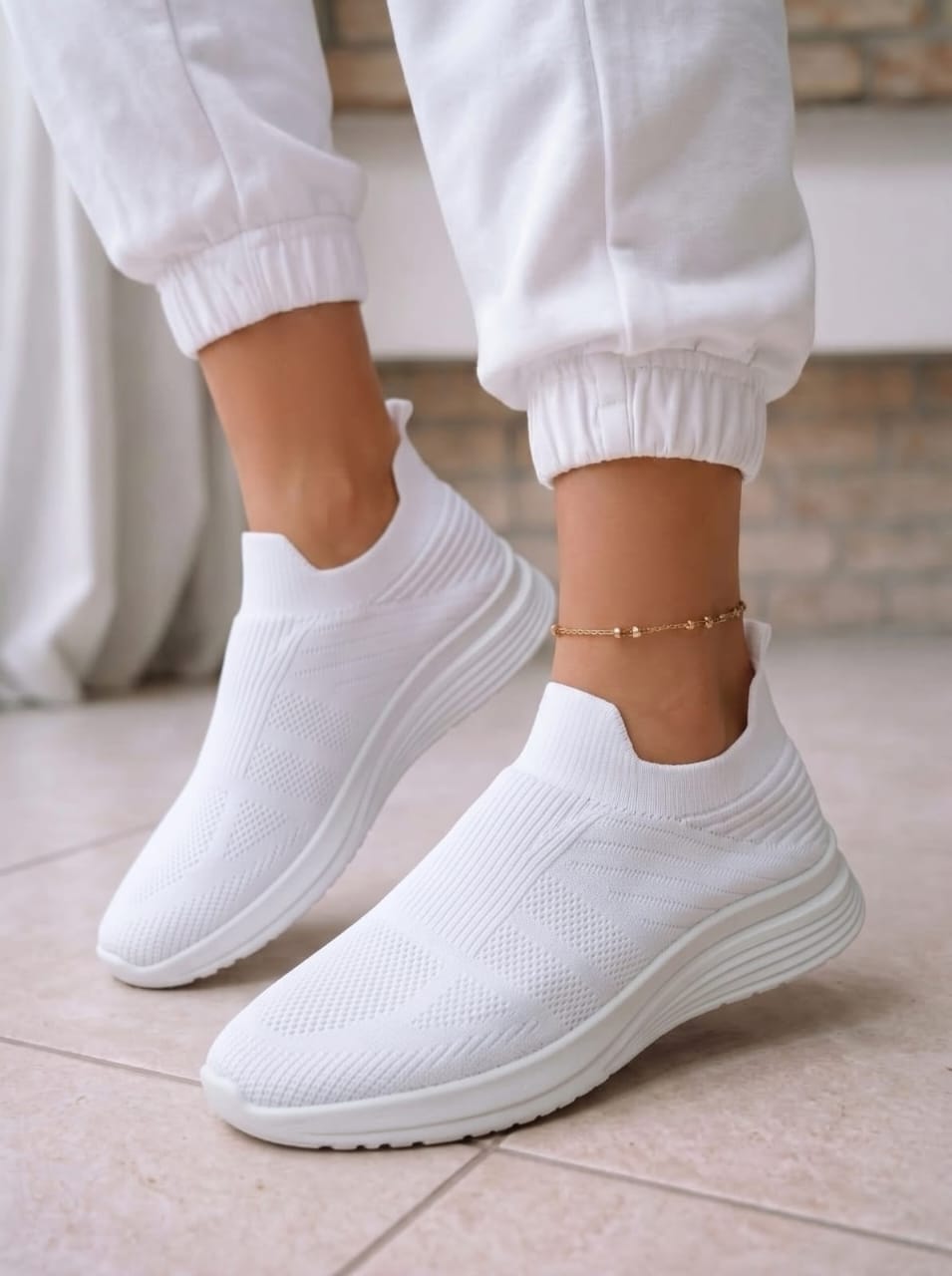 фото женские белые sneakers 390542 оптом