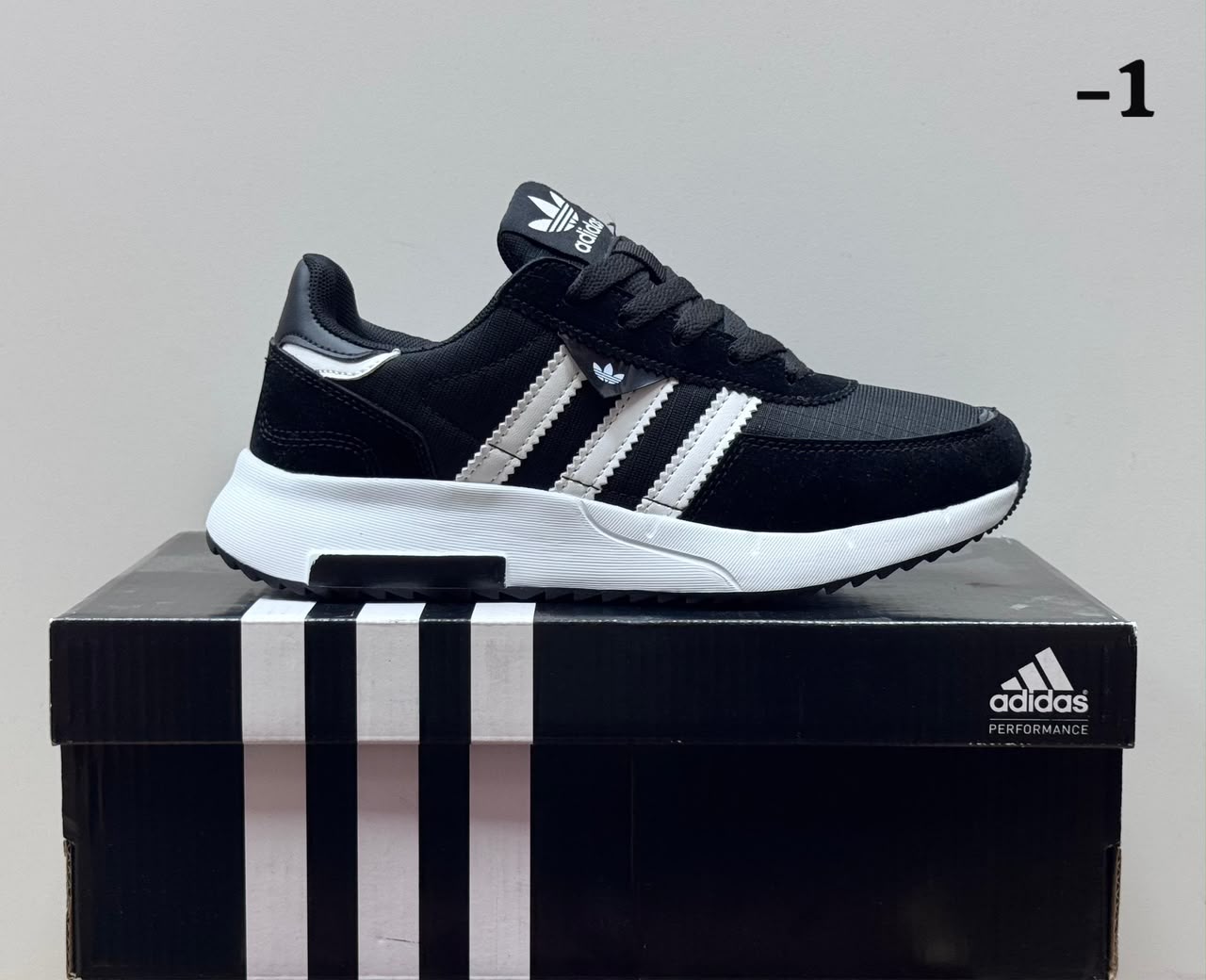 фото Женские весенние кроссовки Adidas с оранжевым акцентом 966568 оптом на лето для мужчин
