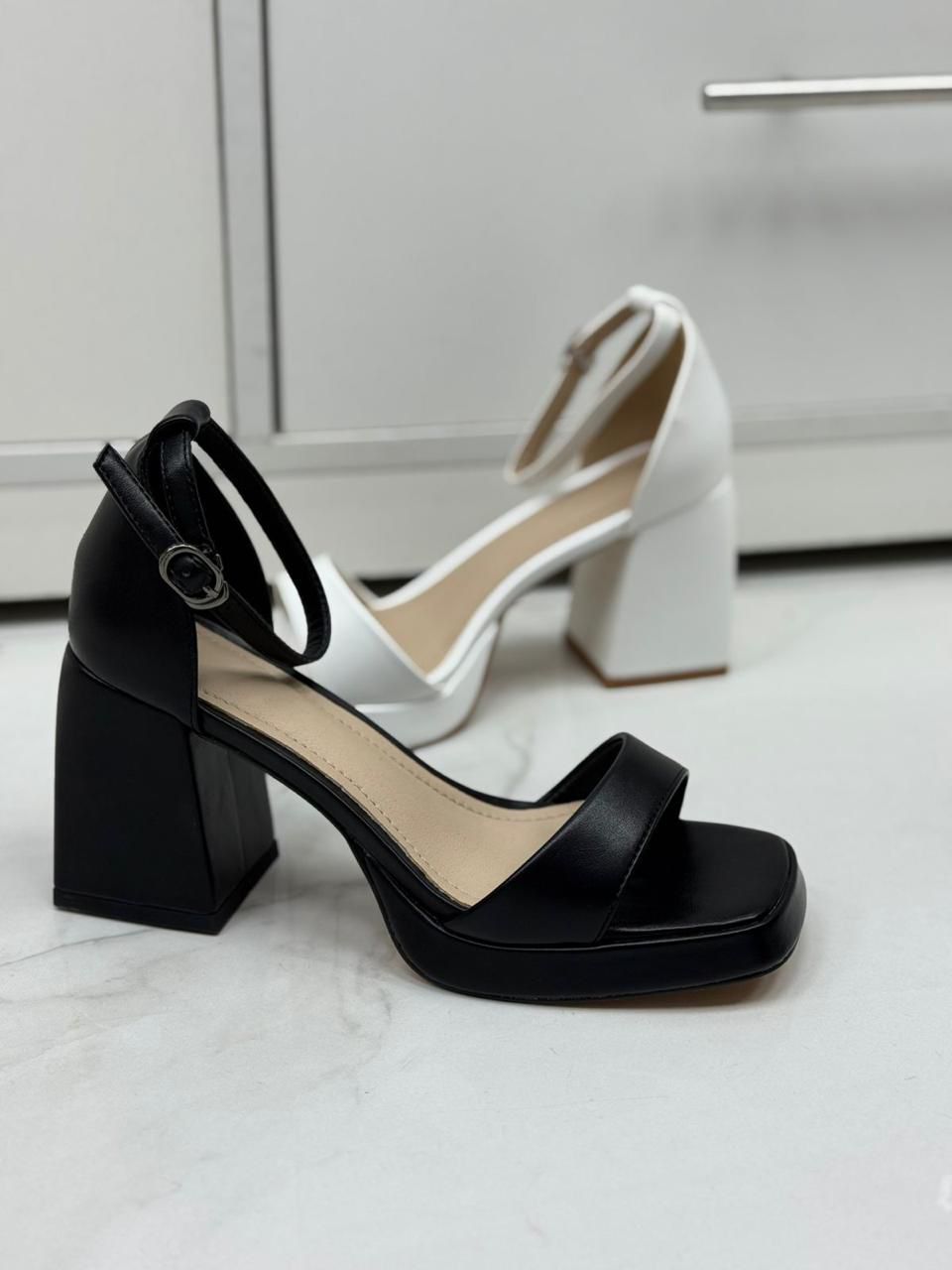 фото женские черные босоножки на каблуке 706872 оптом