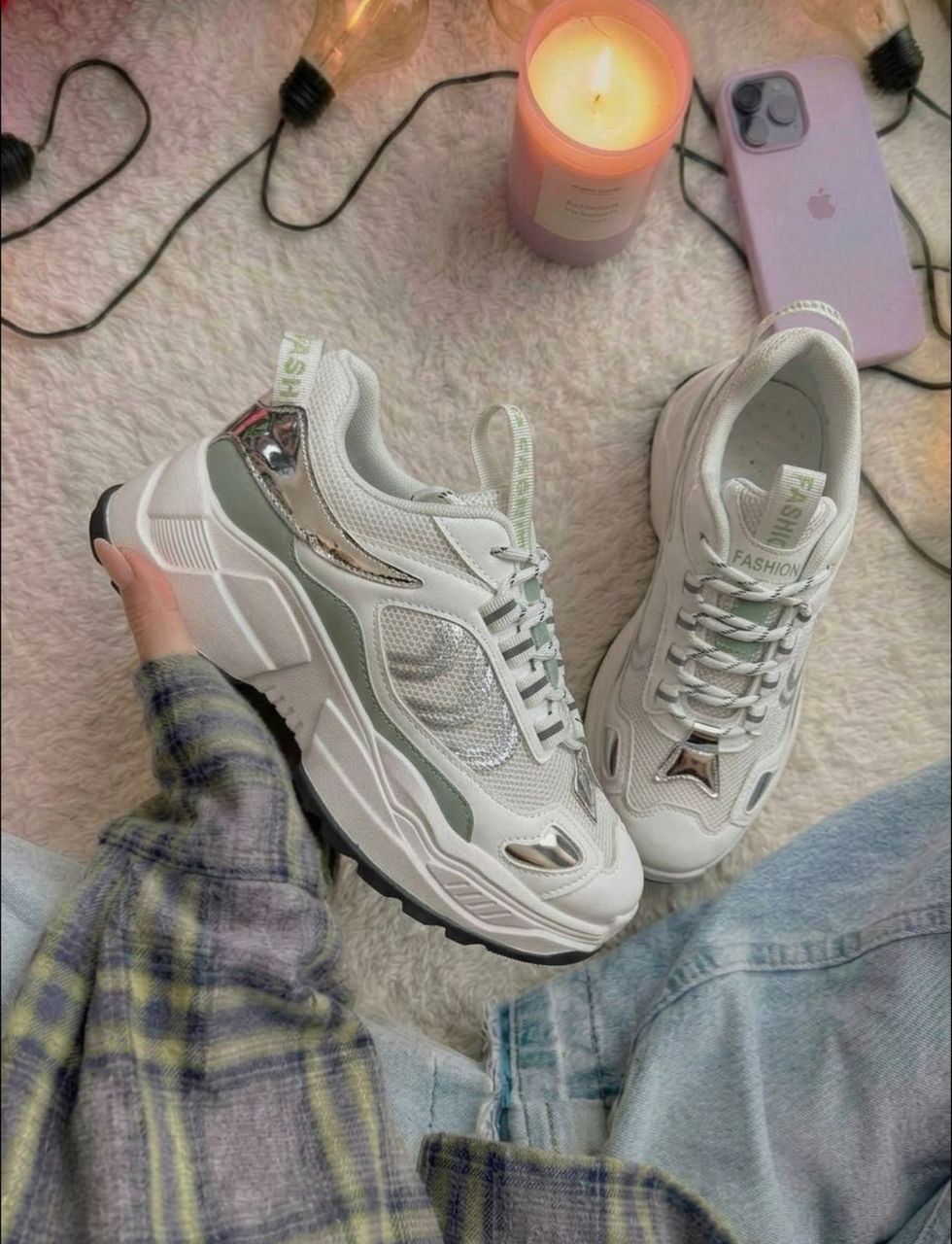 фото женские белые кроссовки с синими и фиолетовыми акцентами 670188 оптом