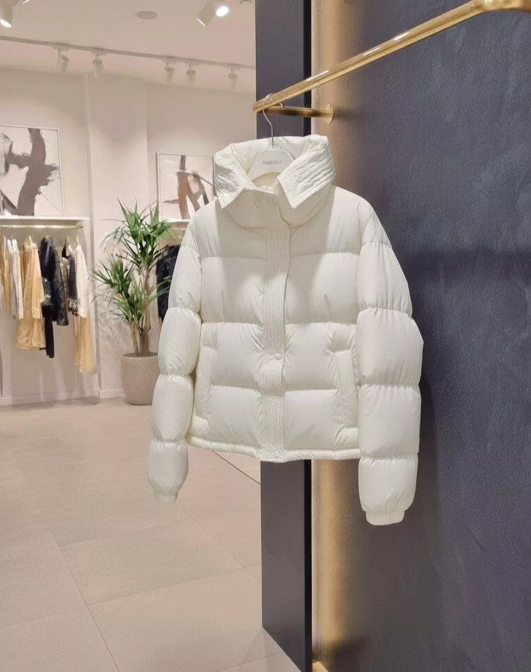 картинка Яркий пуховик с высоким воротником от магазина Одежда+