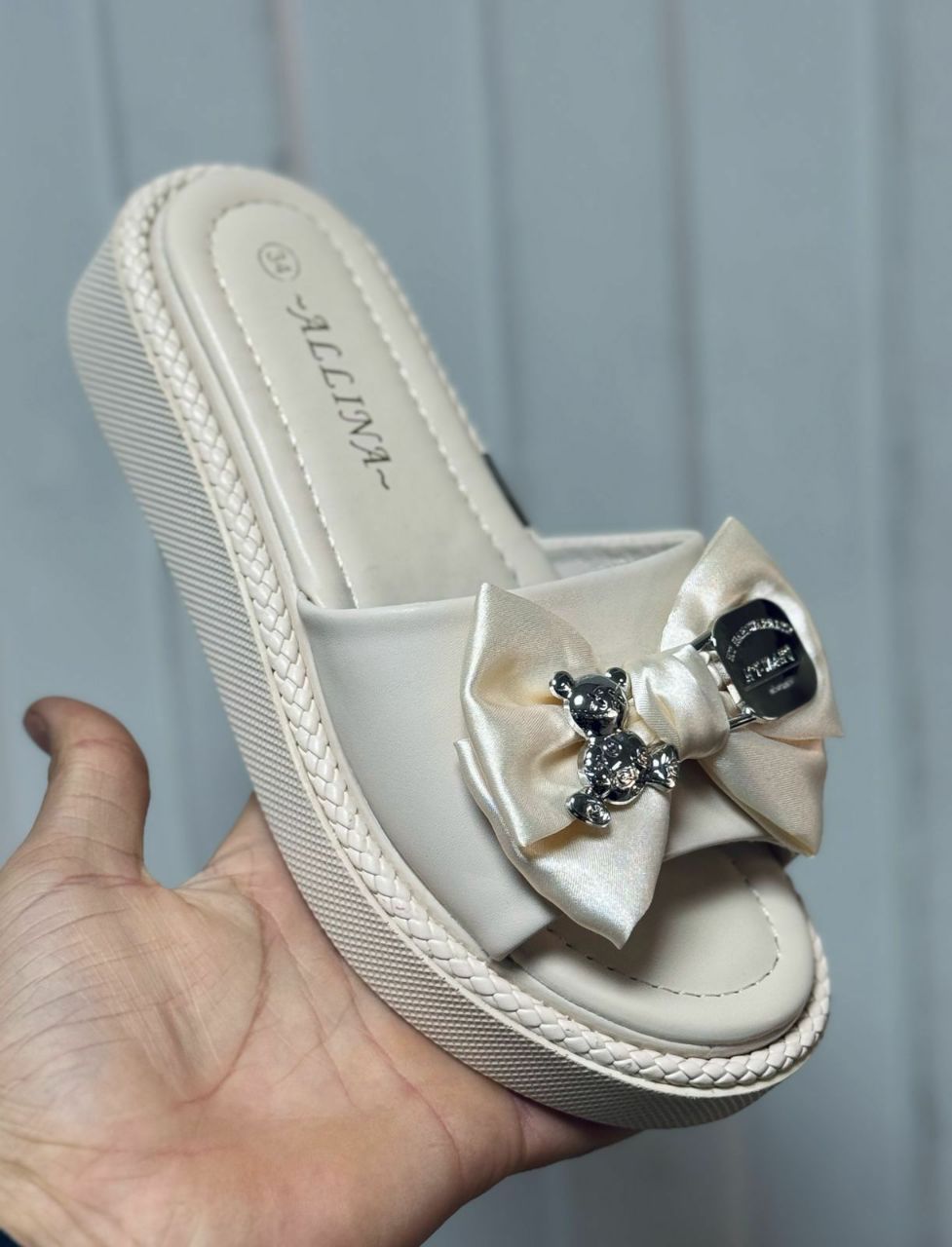 картинка летние шлепанцы для девочек от магазина Одежда+