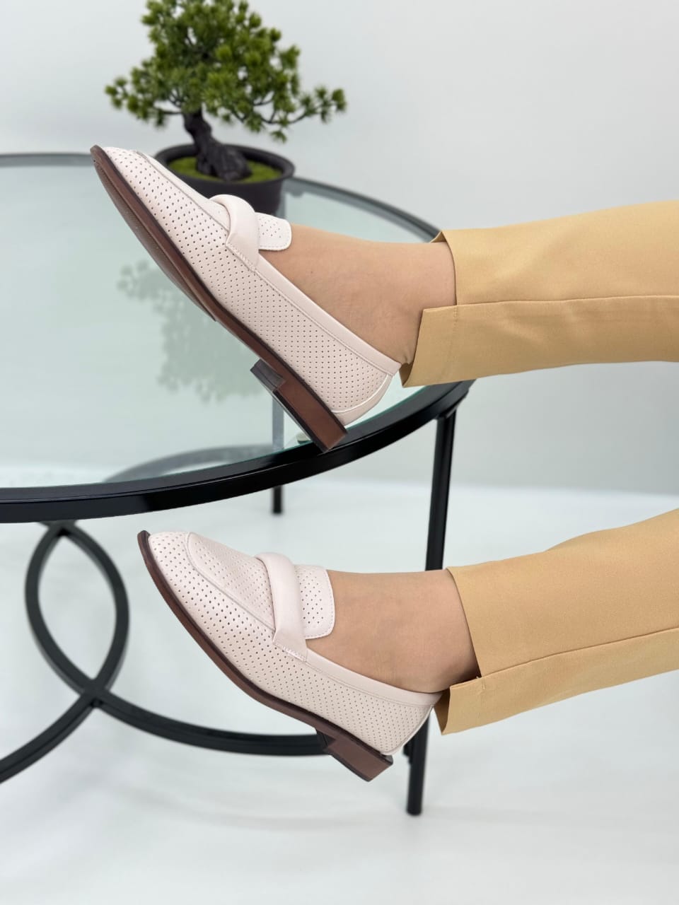 фото Женские черные лоферы с декоративными стразами 478357 оптом с доставкой