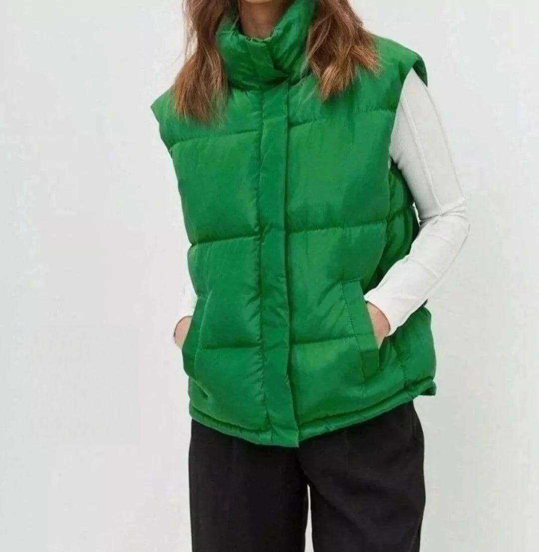 картинка Утеплённый зелёный жилет без рукавов от магазина Одежда+