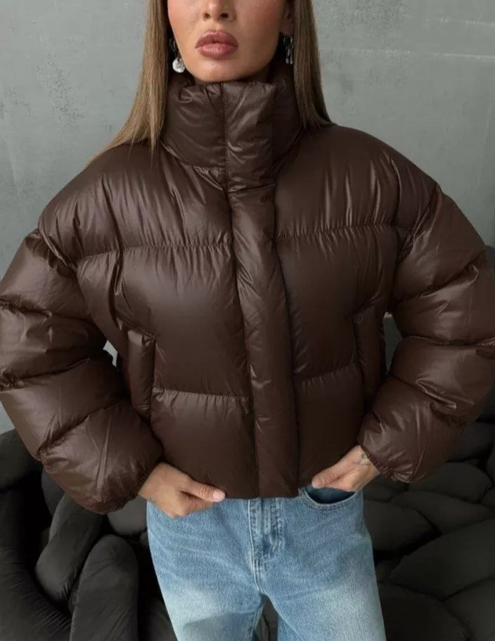 картинка Короткий коричневый пуховик с высоким воротником от магазина Одежда+