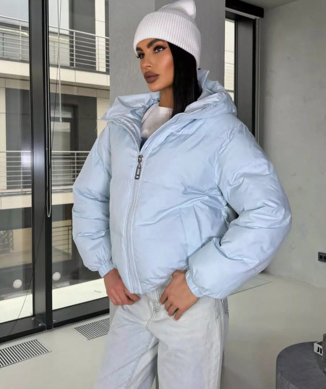 картинка Лёгкая голубая дутая куртка с капюшоном от магазина Одежда+