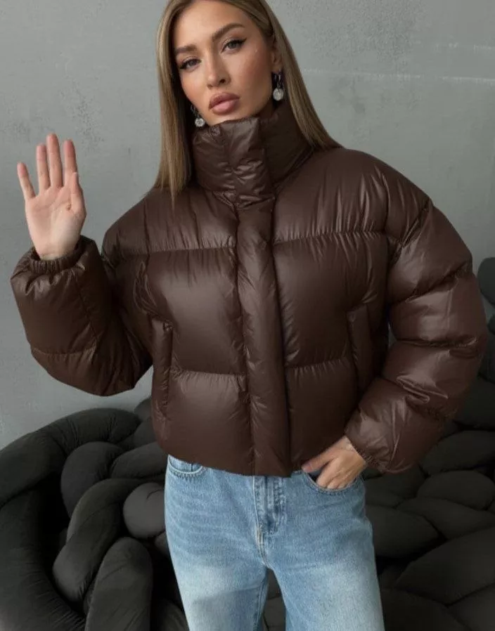 картинка Короткий коричневый пуховик с высоким воротником от магазина Одежда+