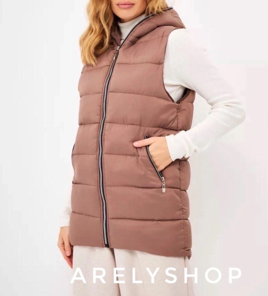 картинка Удлинённый стёганый жилет с капюшоном от магазина Одежда+