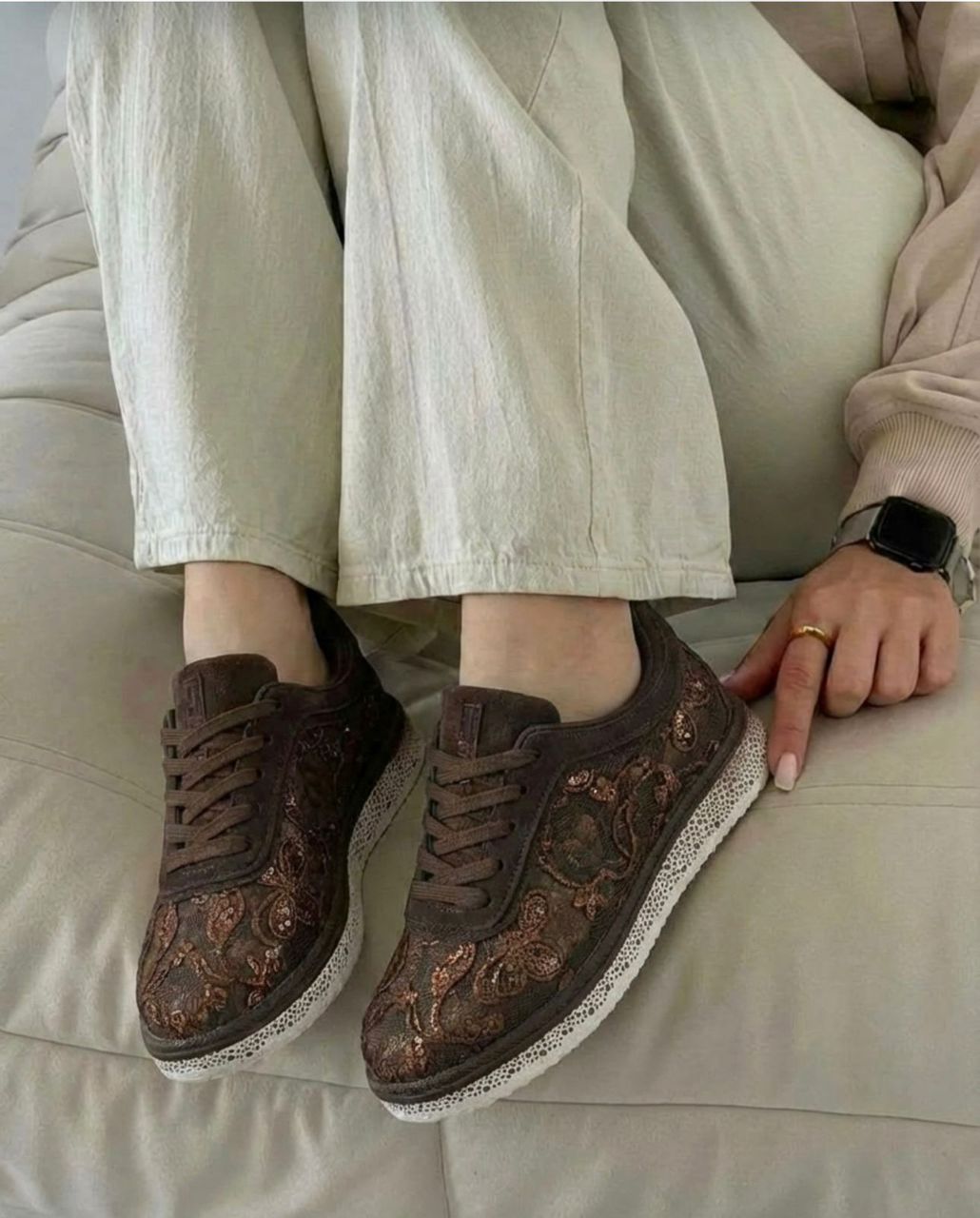 фото Женские черные кроссовки с белой подошвой 994211 оптом на лето для мужчин