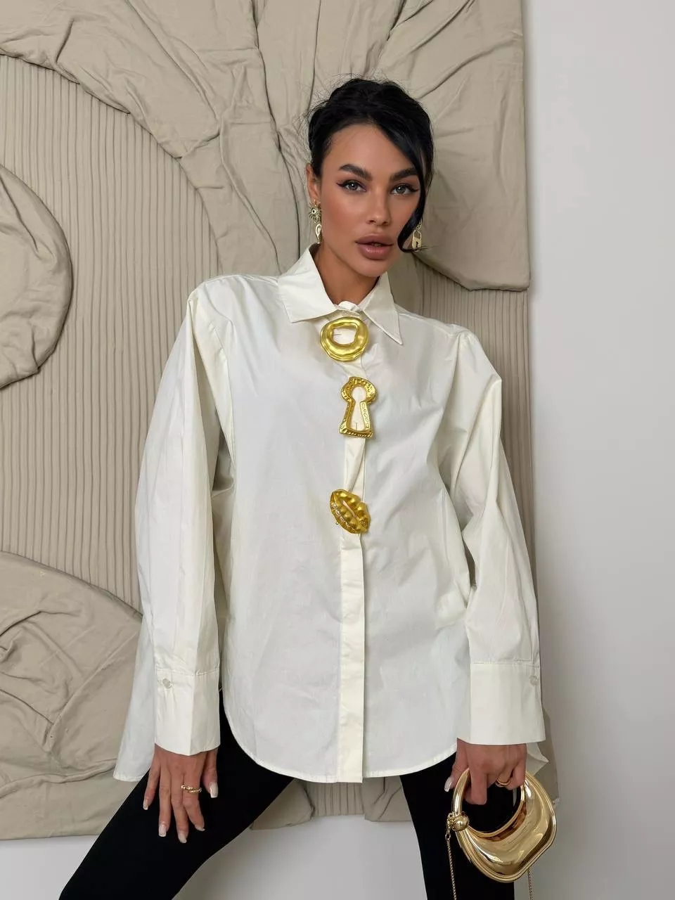 картинка Белая рубашка оверсайз с золотистыми пуговицами от магазина Одежда+