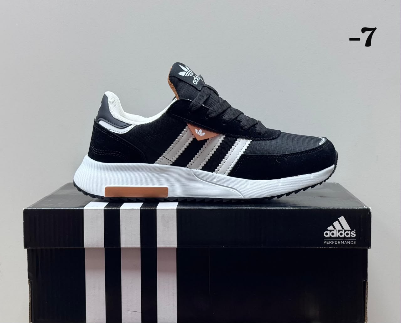 фото Женские весенние кроссовки Adidas 377565 оптом на лето для мужчин