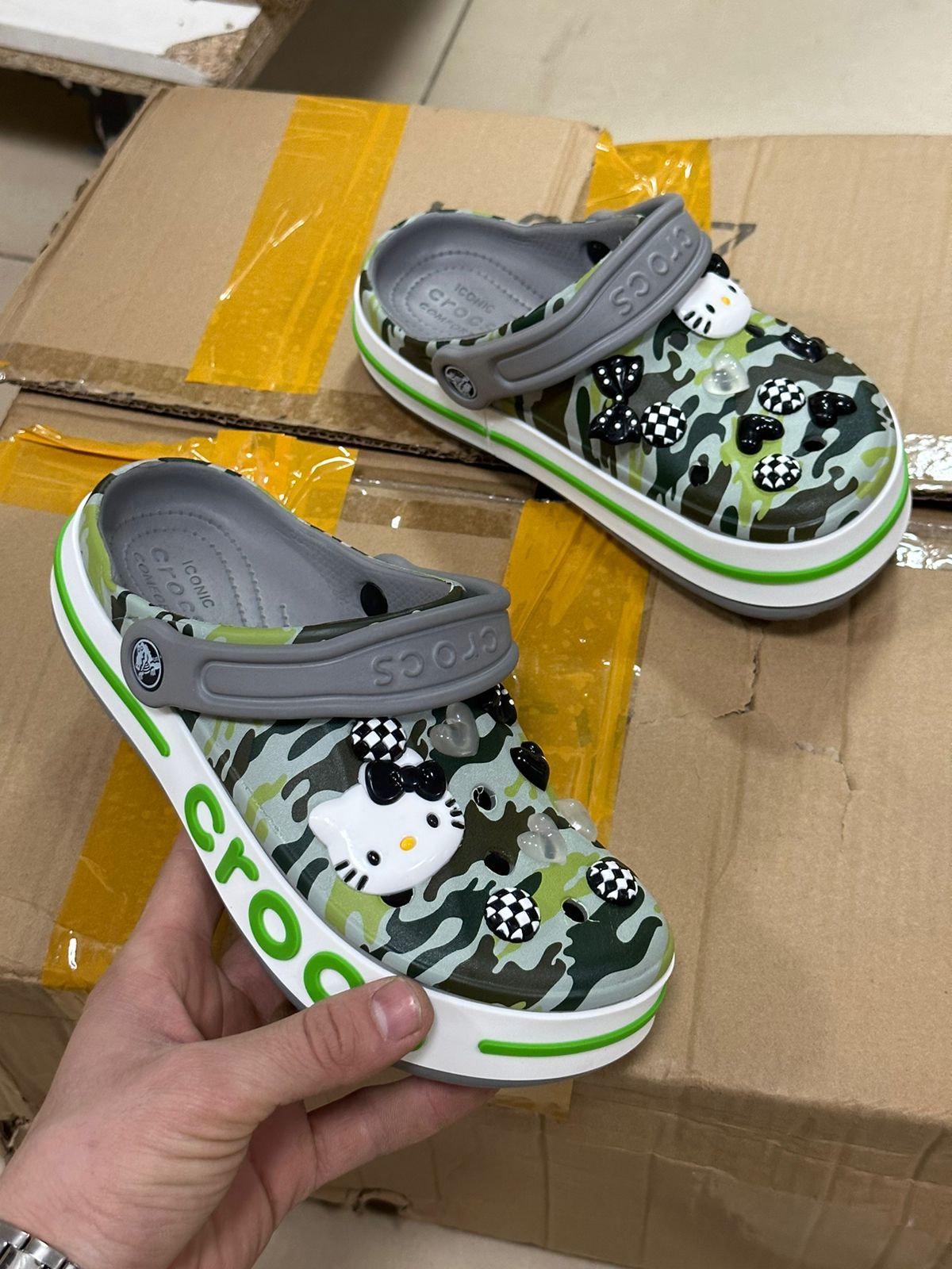 фото женские летние шлепки crocs с hello kitty 689299 оптом