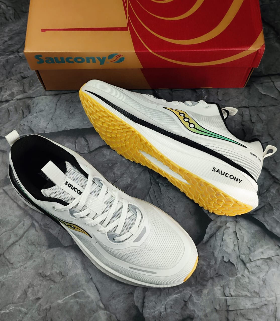 картинка Мужские белые кроссовки Saucony 155823 от магазина Одежда+
