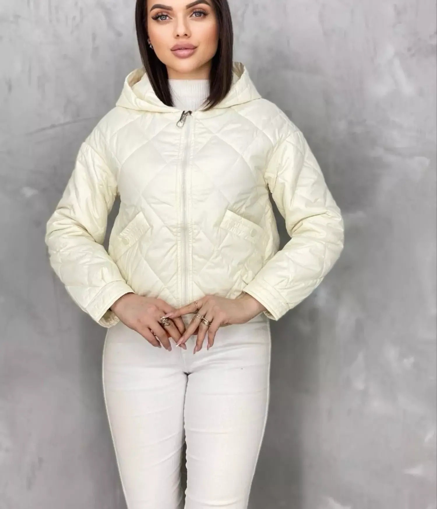 картинка Бежевая стёганая куртка с капюшоном от магазина Одежда+