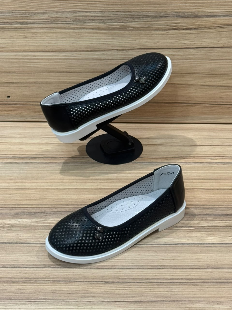 картинка Женские черные лоферы с перфорацией 175085 от магазина Одежда+
