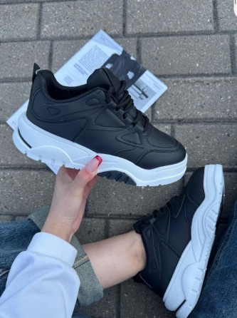 фото весенние женские кроссовки оптом