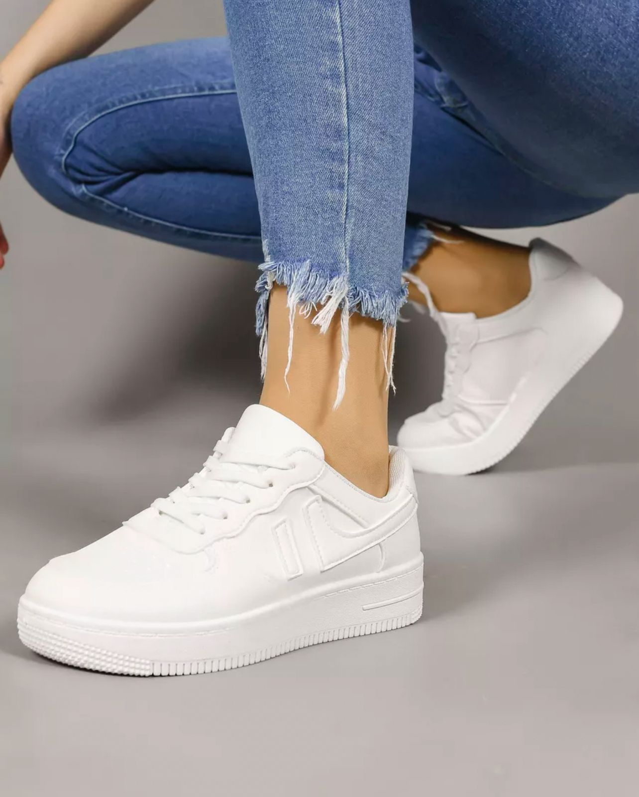 фото женские весенние белые кроссовки 293049 оптом