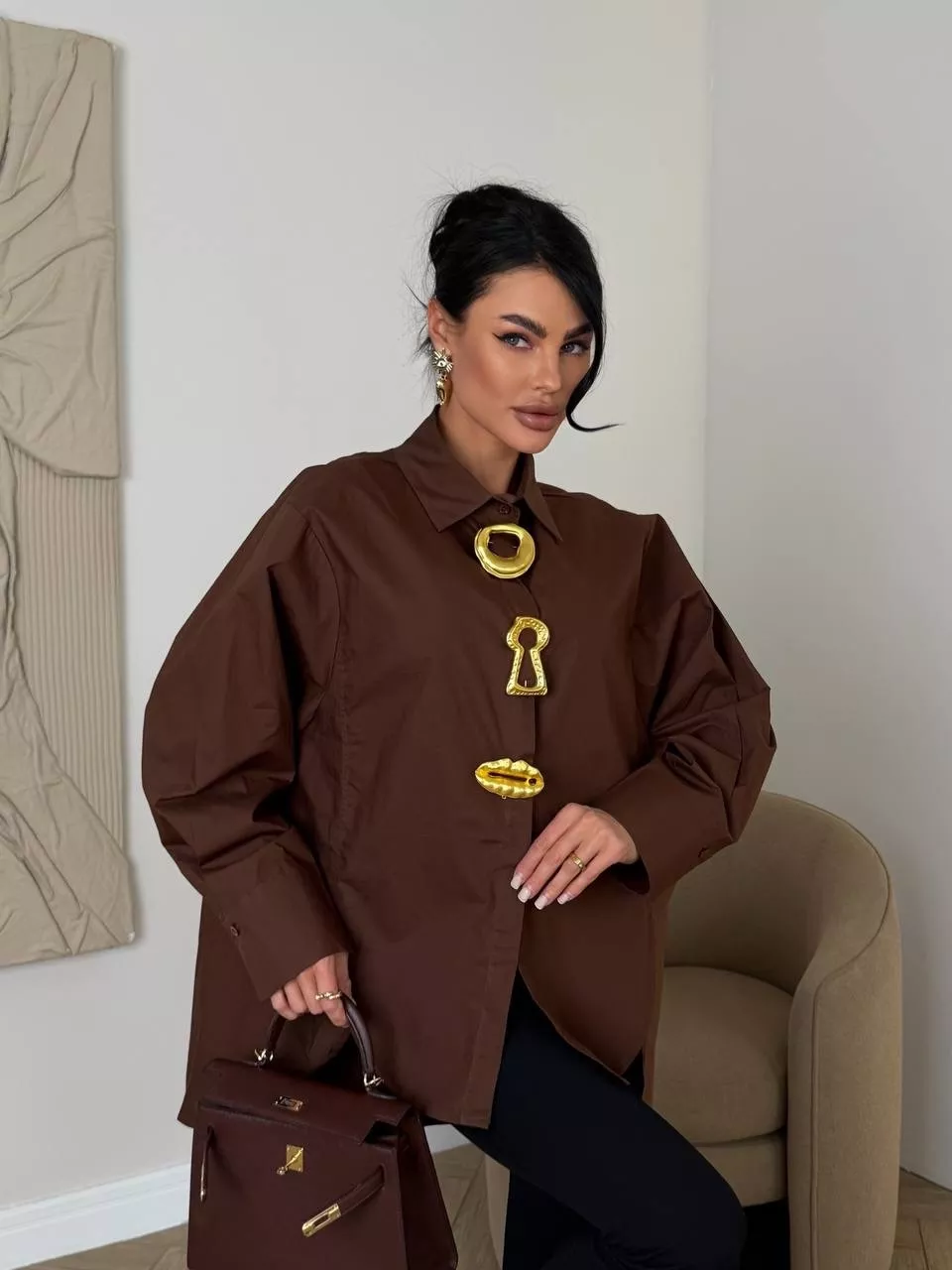 картинка Рубашка оверсайз с золотистыми пуговицами от магазина Одежда+