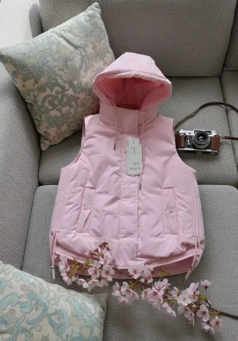 картинка Утеплённый жилет с капюшоном в нежном розовом цвете от магазина Одежда+