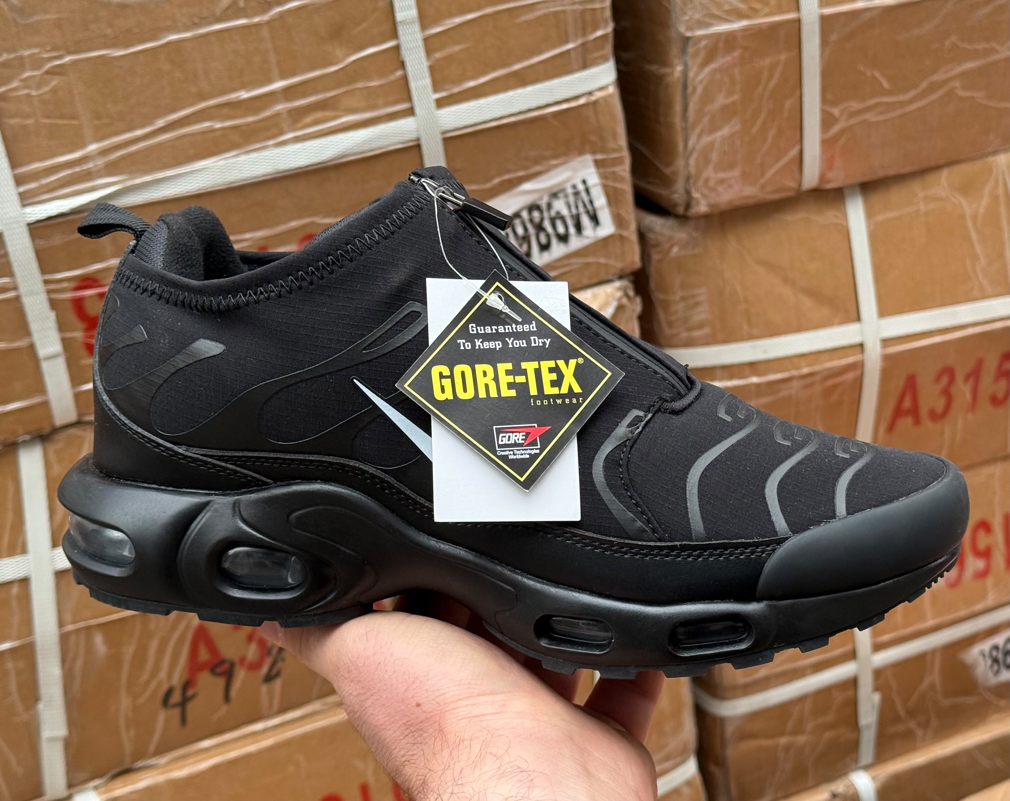фото мужские зимние кроссовки с технологией gore-tex 596125 оптом
