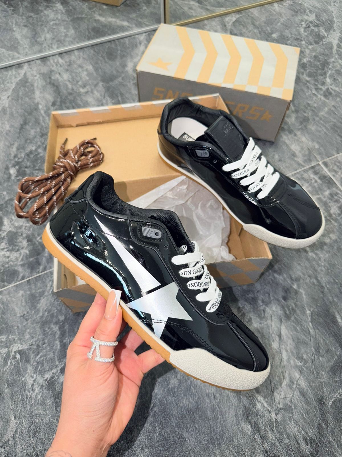 фото женские черные sneakers с белыми шнурками 785448 оптом