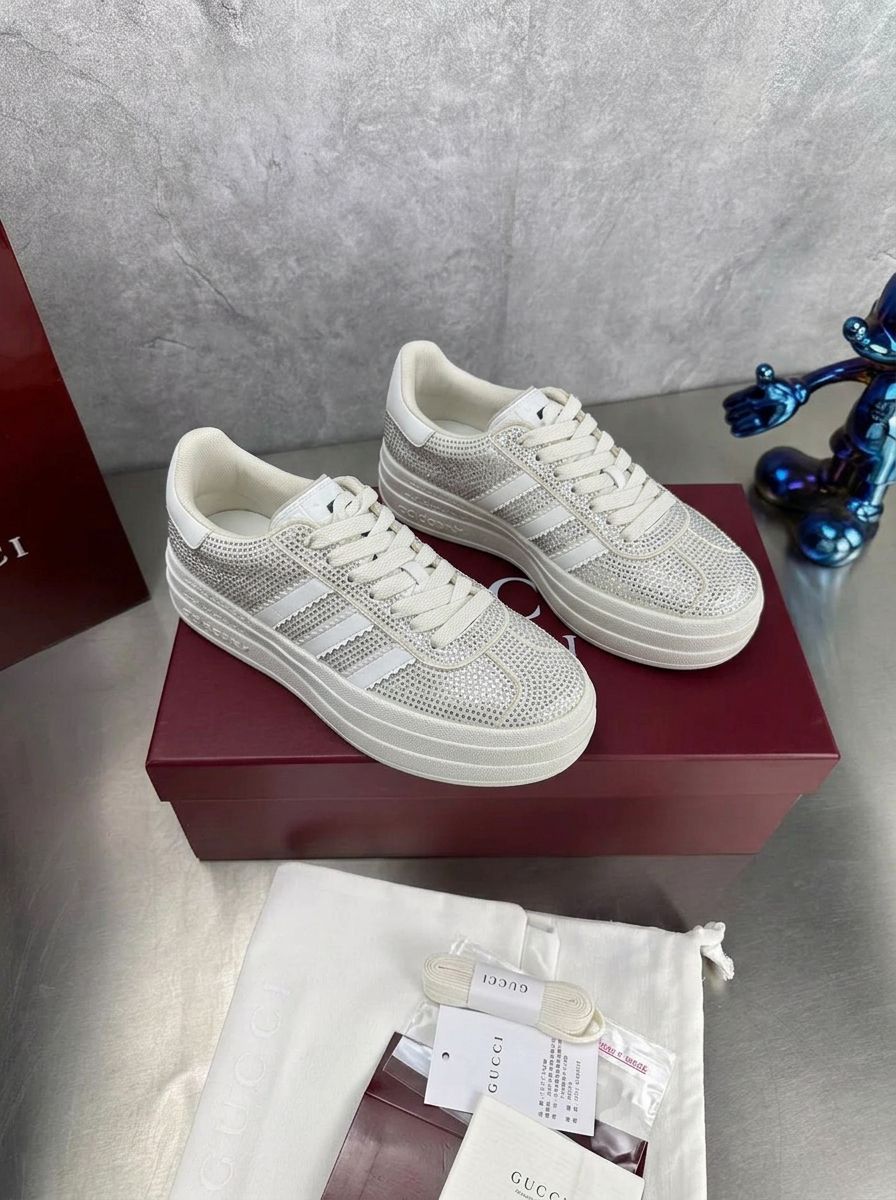 фото женские весенние кроссовки adidas с декоративными элементами 848216 оптом