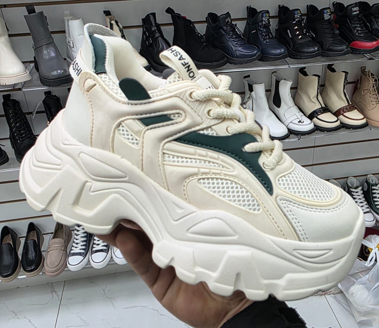 фото весенние женские кроссовки оптом