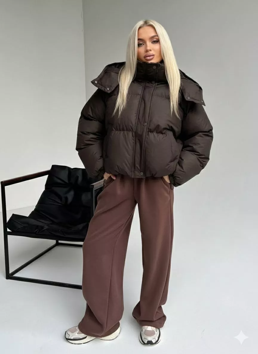 картинка Утеплённая куртка с капюшоном в глубоком коричневом оттенке от магазина Одежда+