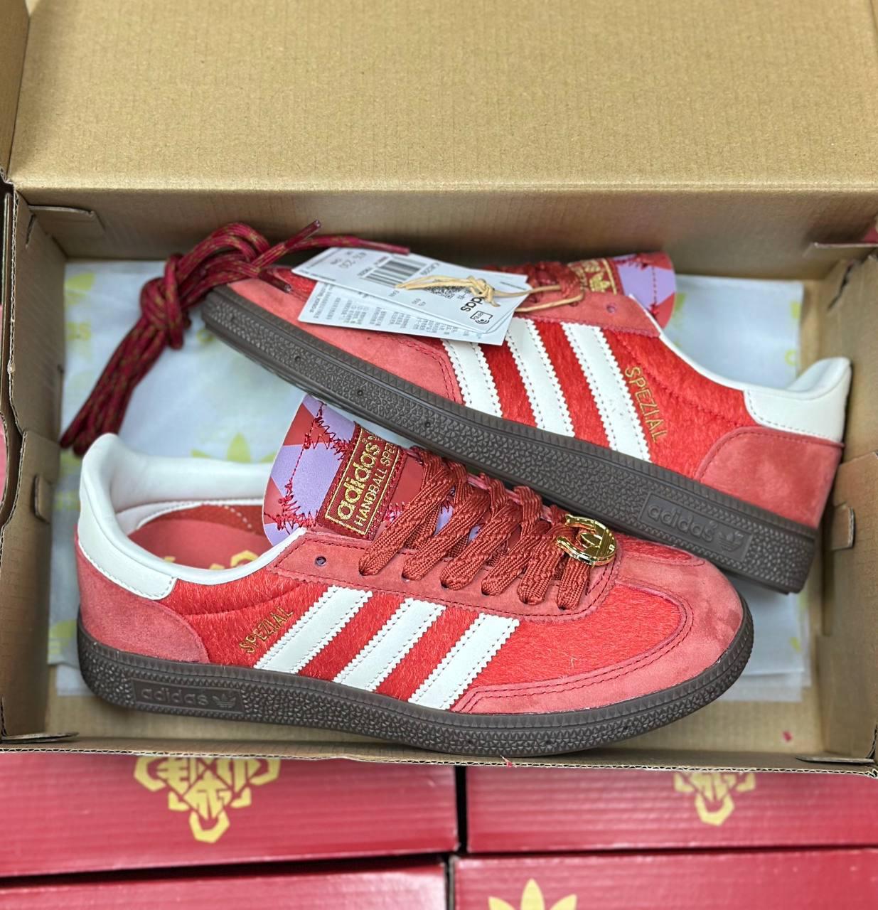 фото женские красные кроссовки adidas 697413 оптом