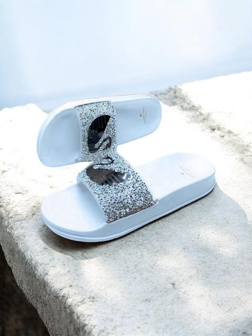 фото женские летние шлепанцы с декоративными стразами 704421 оптом