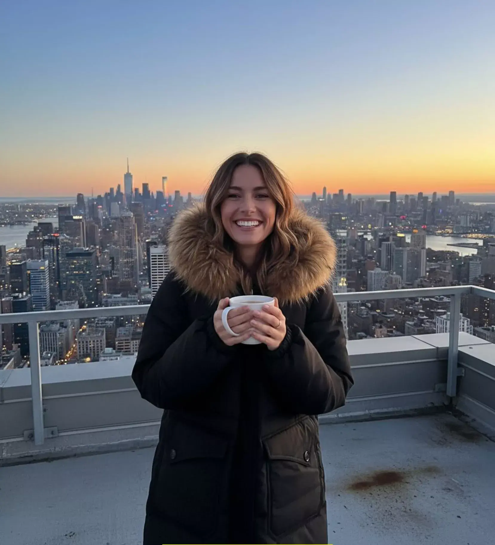 картинка Стильная зимняя куртка с меховым капюшоном от магазина Одежда+