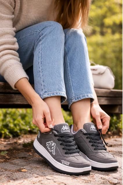 фото женские серые кроссовки с белыми акцентами 556468 оптом