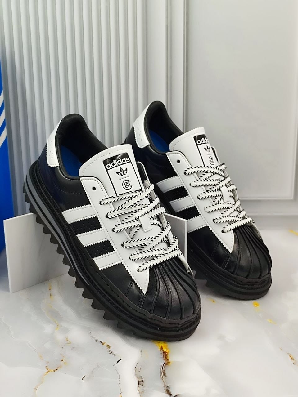 фото мужские черно-белые кроссовки adidas 555041 оптом