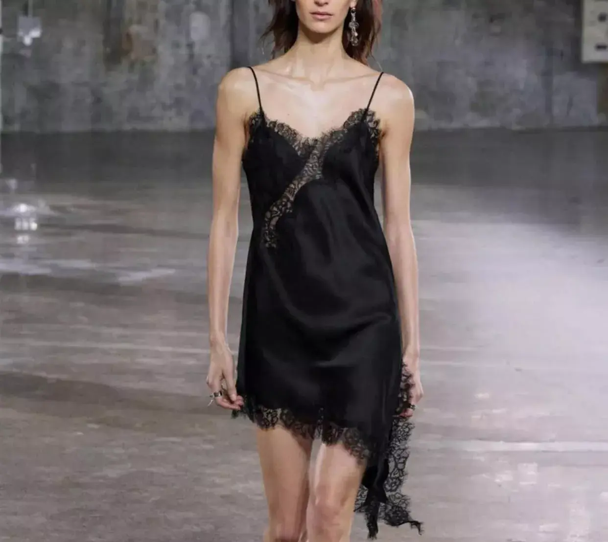 картинка Топ удлиненный с кружевом в бельевом стиле от магазина Одежда+