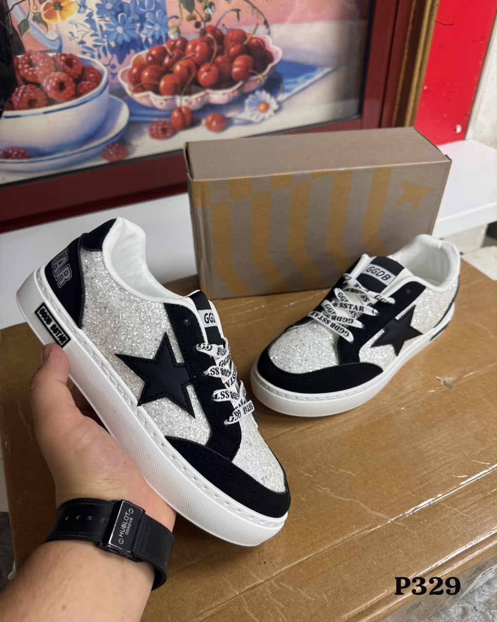 фото женские весенние кроссовки с декоративной звездой 690575 оптом