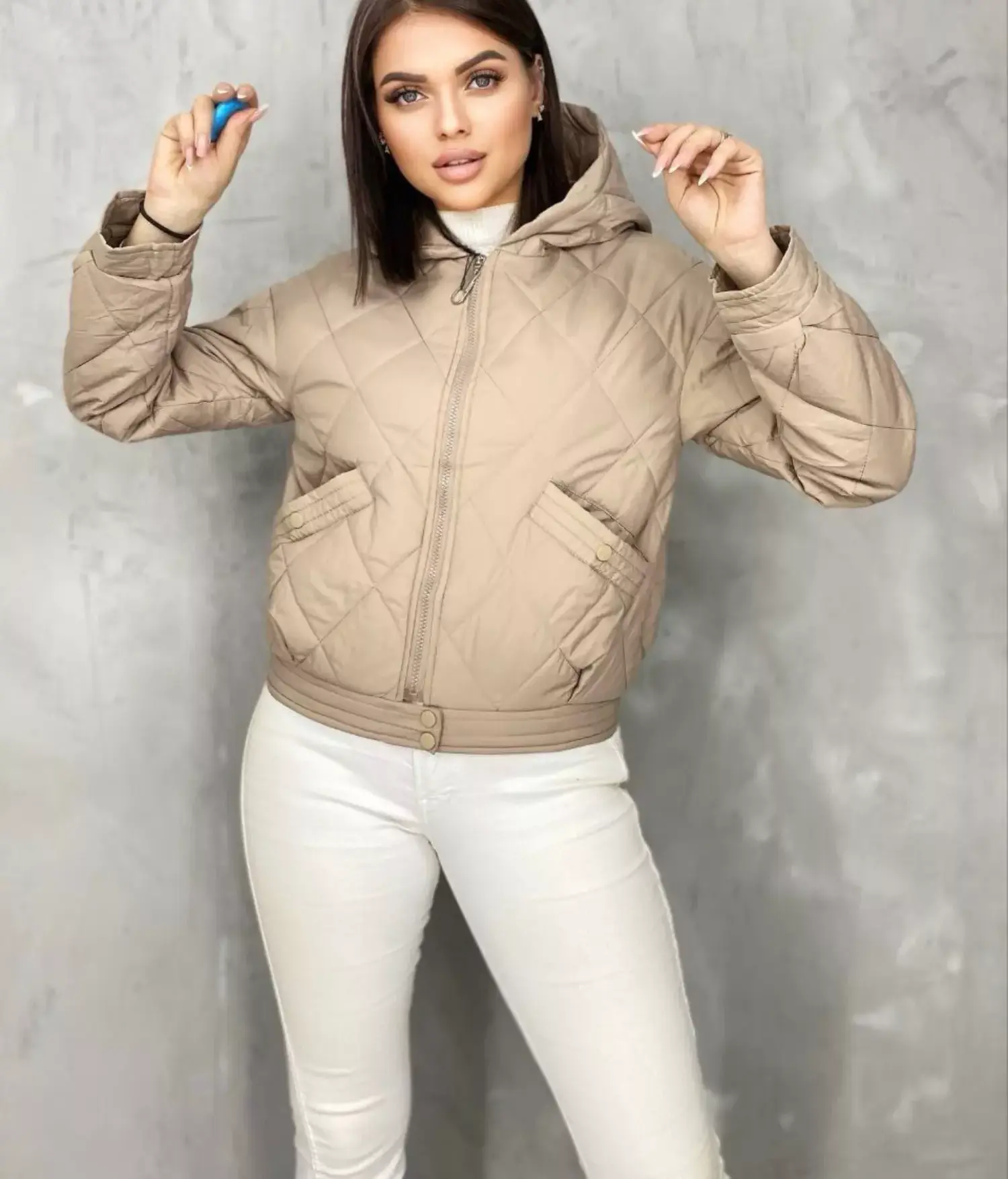 картинка Бежевая стёганая куртка с капюшоном от магазина Одежда+