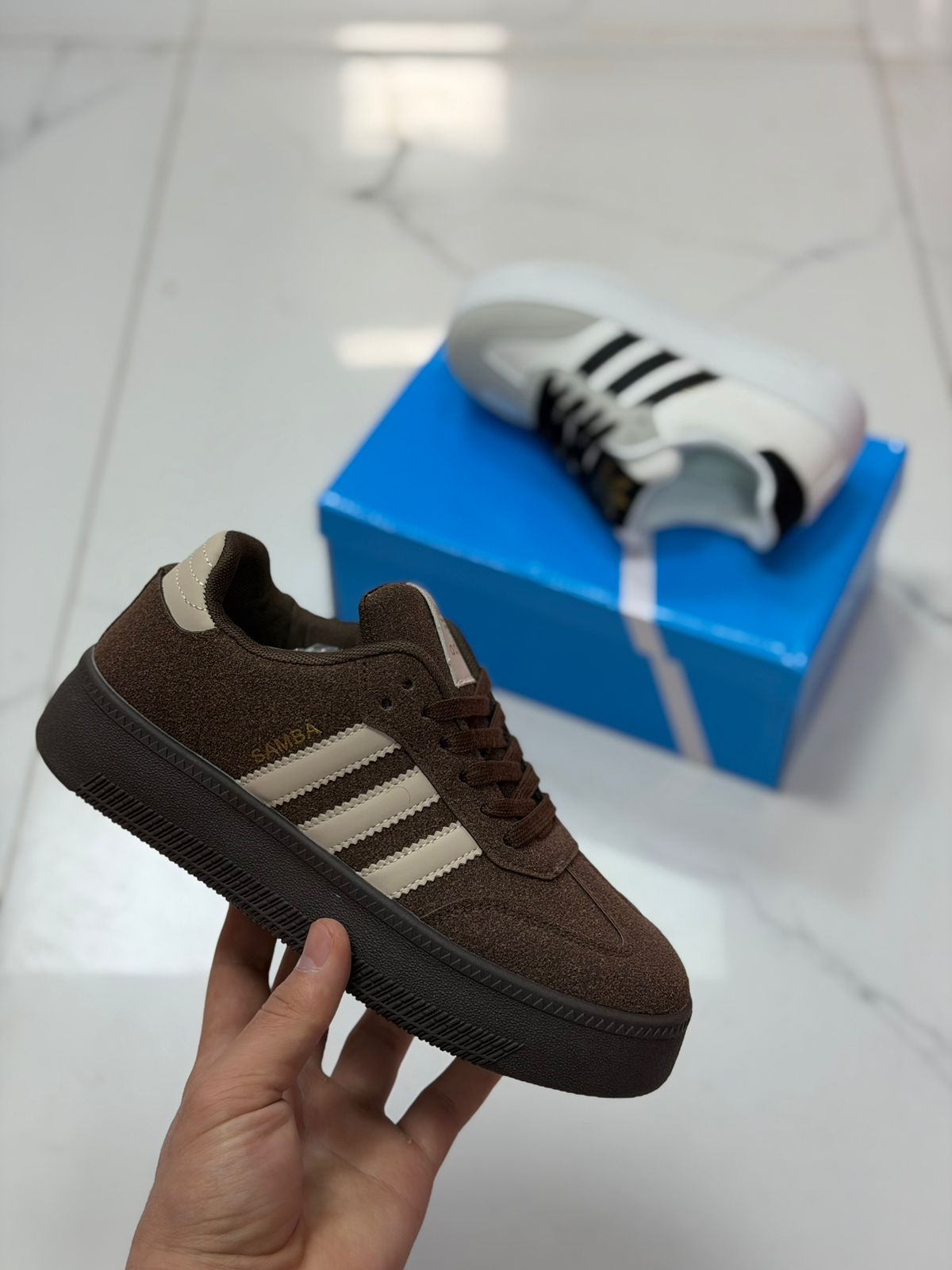 фото женские бежевые кроссовки 354974 оптом