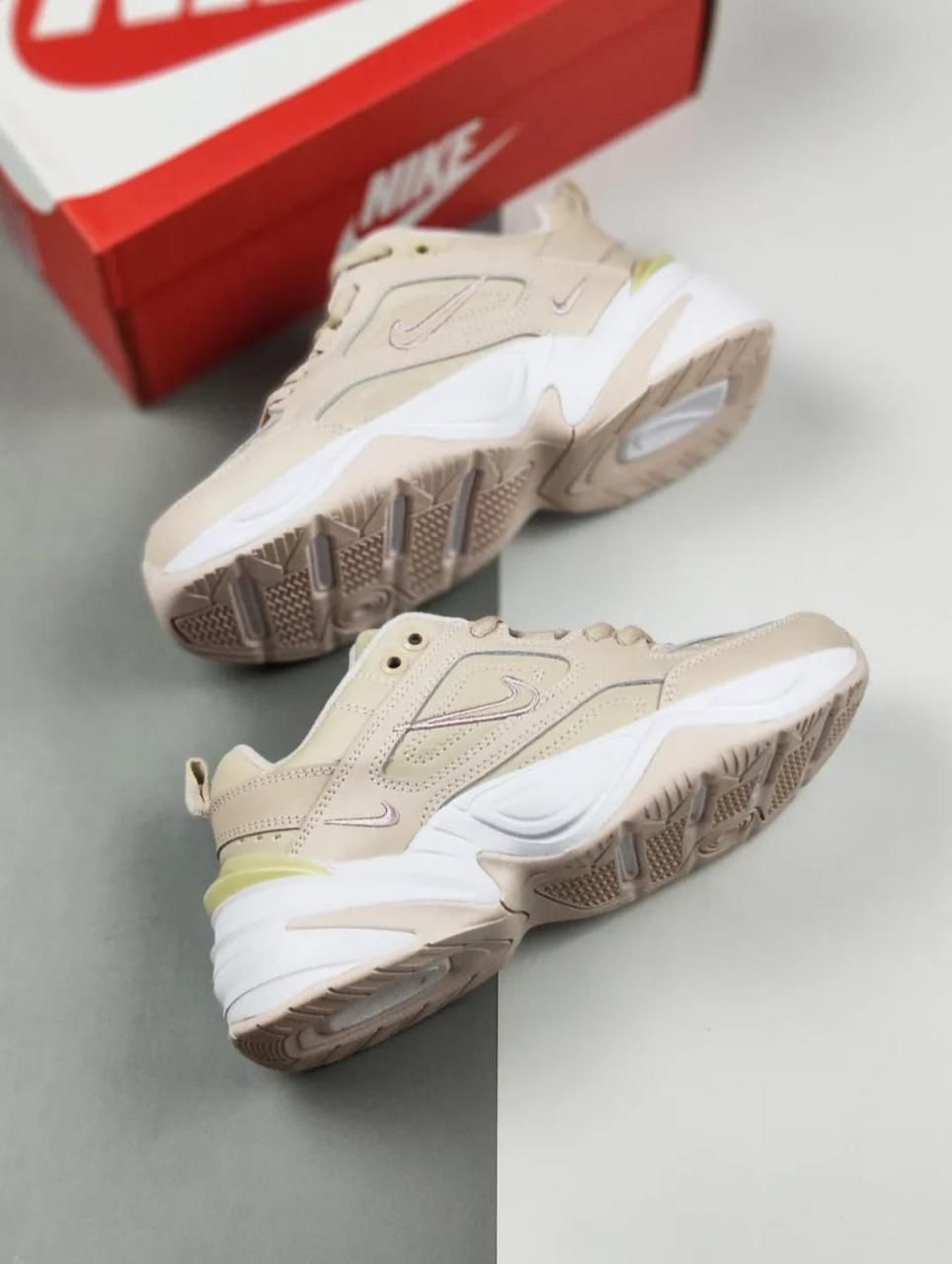 фото женские бежевые кроссовки nike 851286 оптом