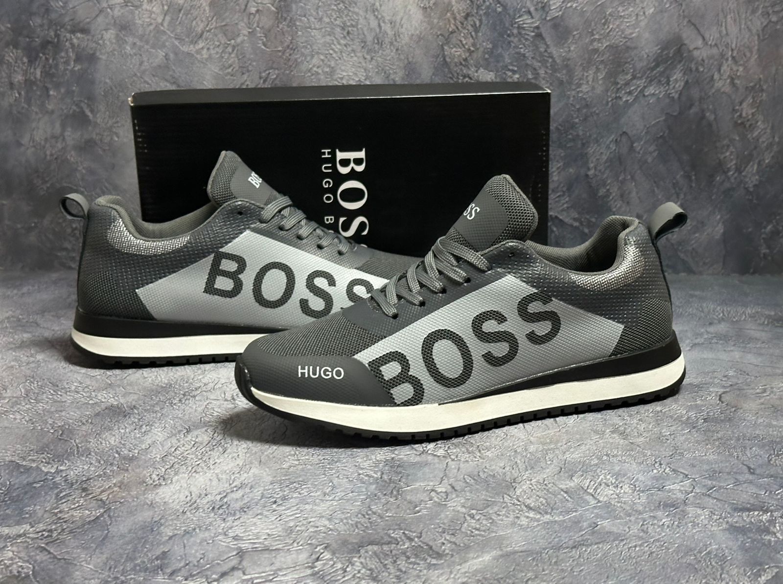 фото мужские серые кроссовки с надписью boss 105993 оптом