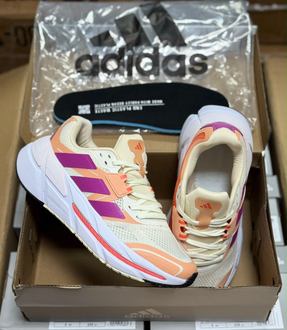 фото женские весенние кроссовки adidas с ярким дизайном 738129 оптом