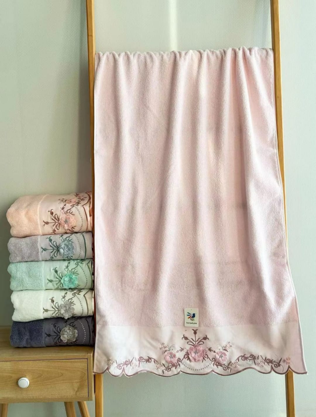 фото полотенце с вышивкой  размер 70/140 оптом