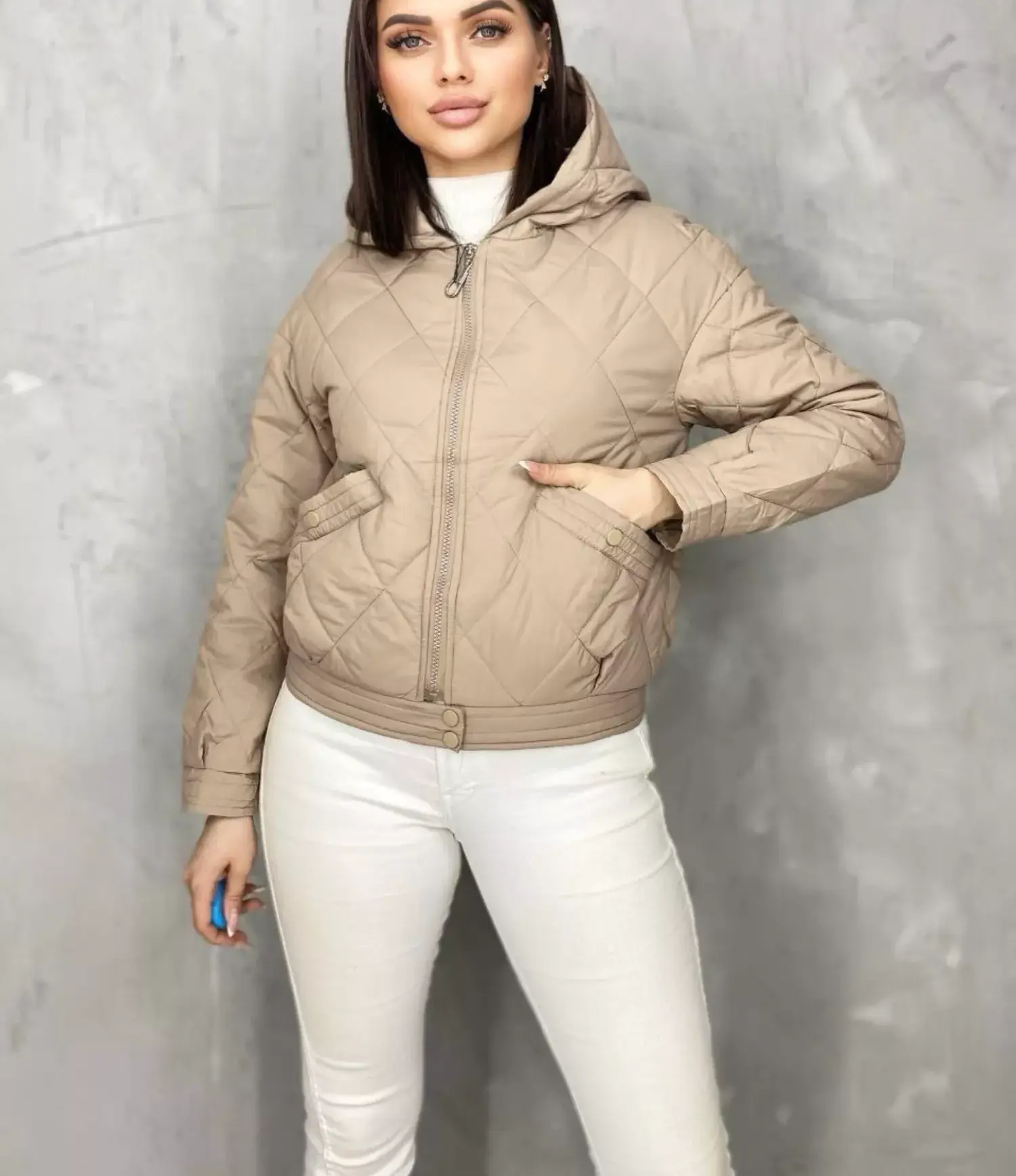 картинка Бежевая стёганая куртка с капюшоном от магазина Одежда+