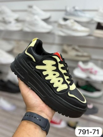 фото весенние женские кроссовки оптом