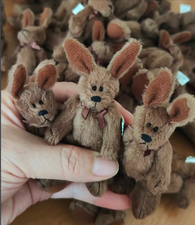 картинка Мягкая игрушка брелок " Зайка" 12 см от магазина Одежда+