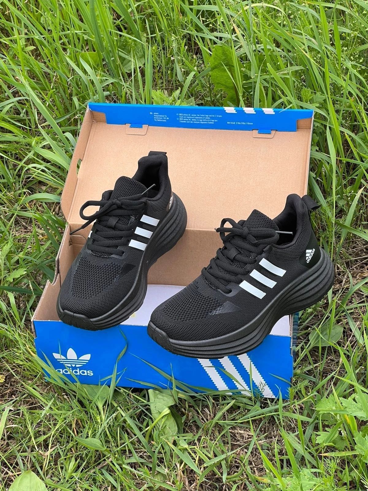 фото Женские весенние кроссовки Adidas с белыми полосами 881711 оптом на лето для мужчин