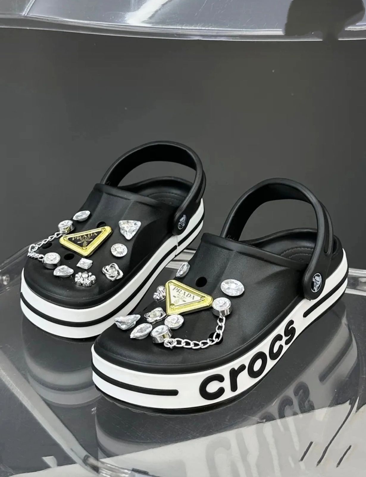 фото женские летние черные crocs с украшениями 555429 оптом