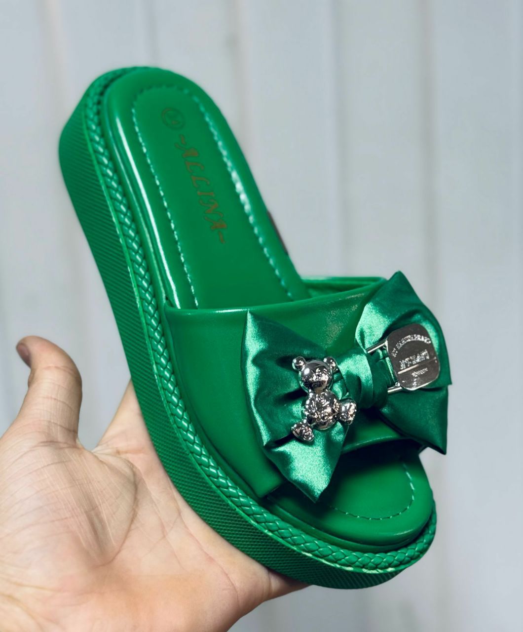 картинка летние шлепанцы для девочек от магазина Одежда+