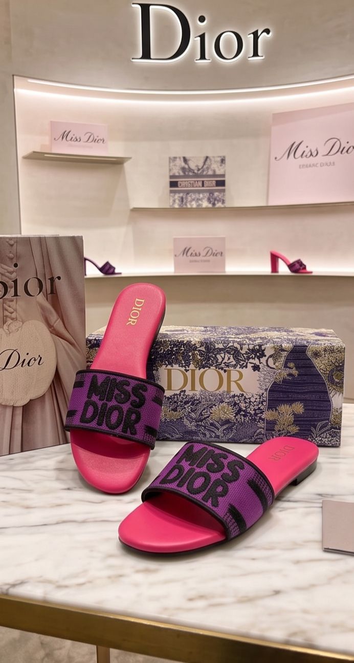 фото женские летние шлепанцы с надписью dior 357550 оптом
