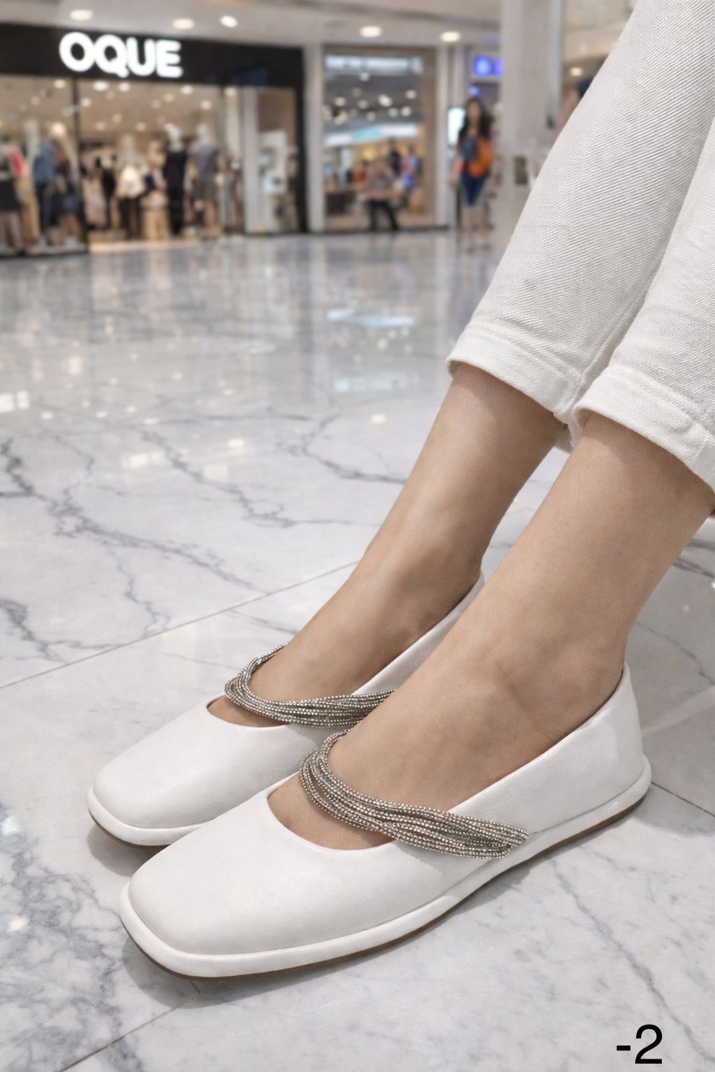 фото женские белые туфли с декоративным ремешком 745115 оптом Москва