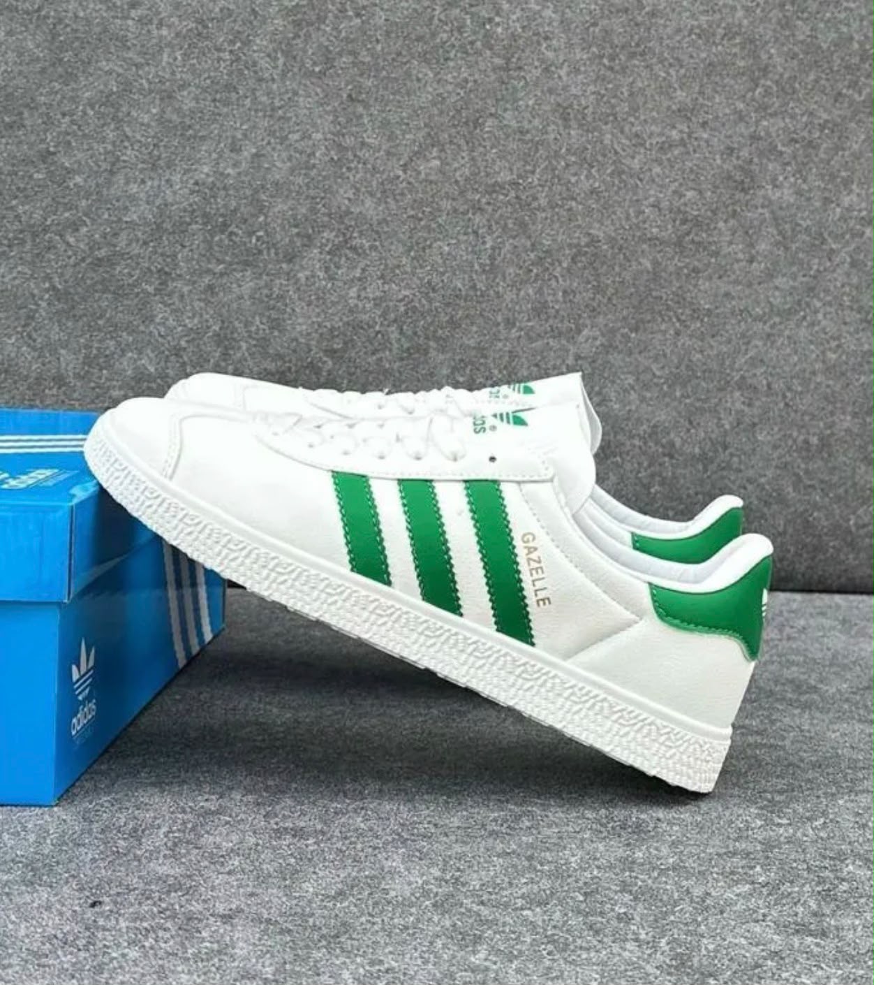 фото Мужские белые кроссовки Adidas Gazelle с зелеными полосами 992498 оптом с доставкой